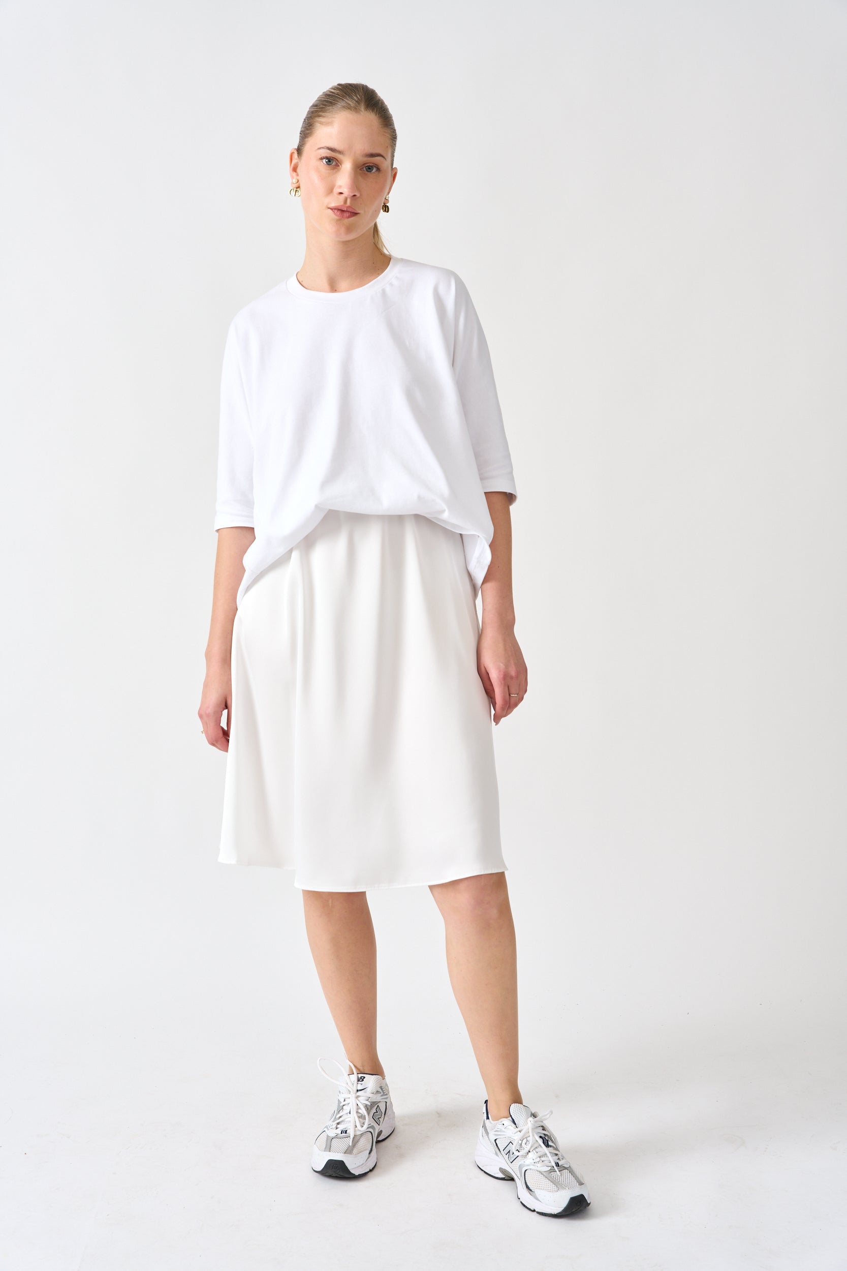 חצאית סאטן צבע לבן חלבי