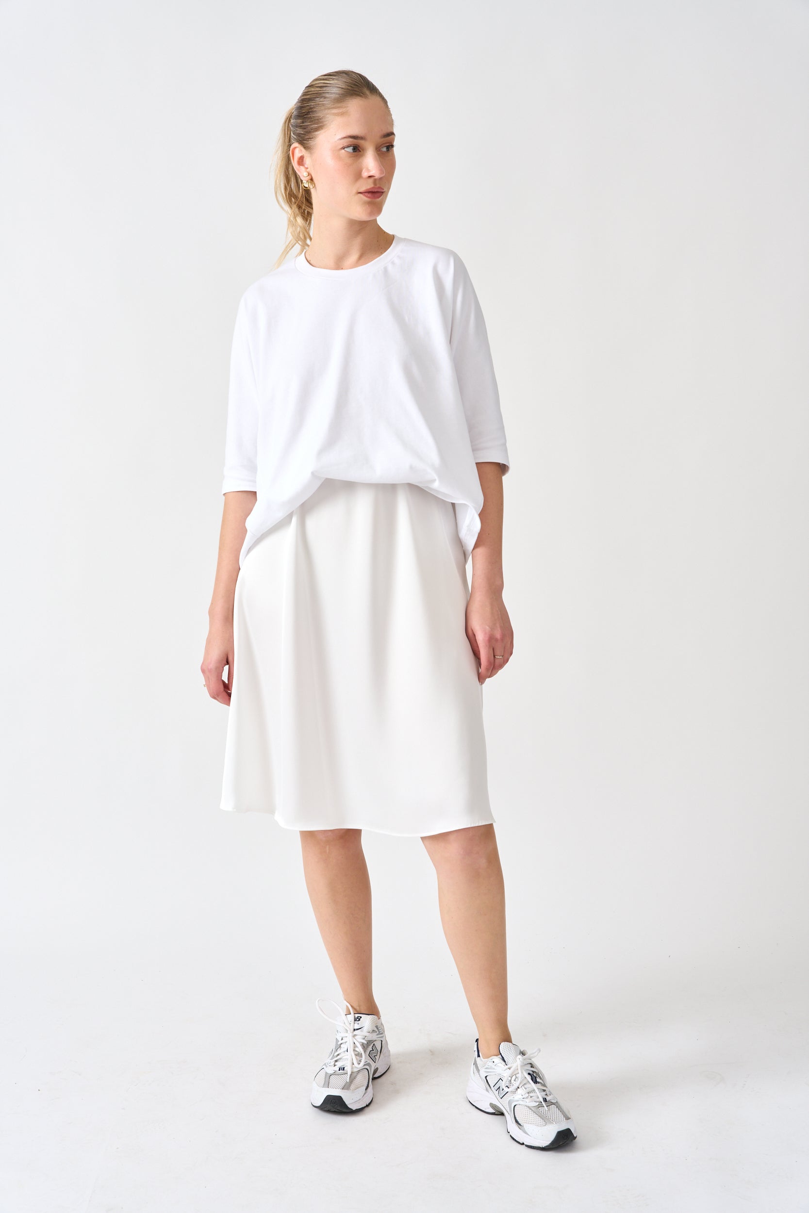 חצאית סאטן צבע לבן חלבי