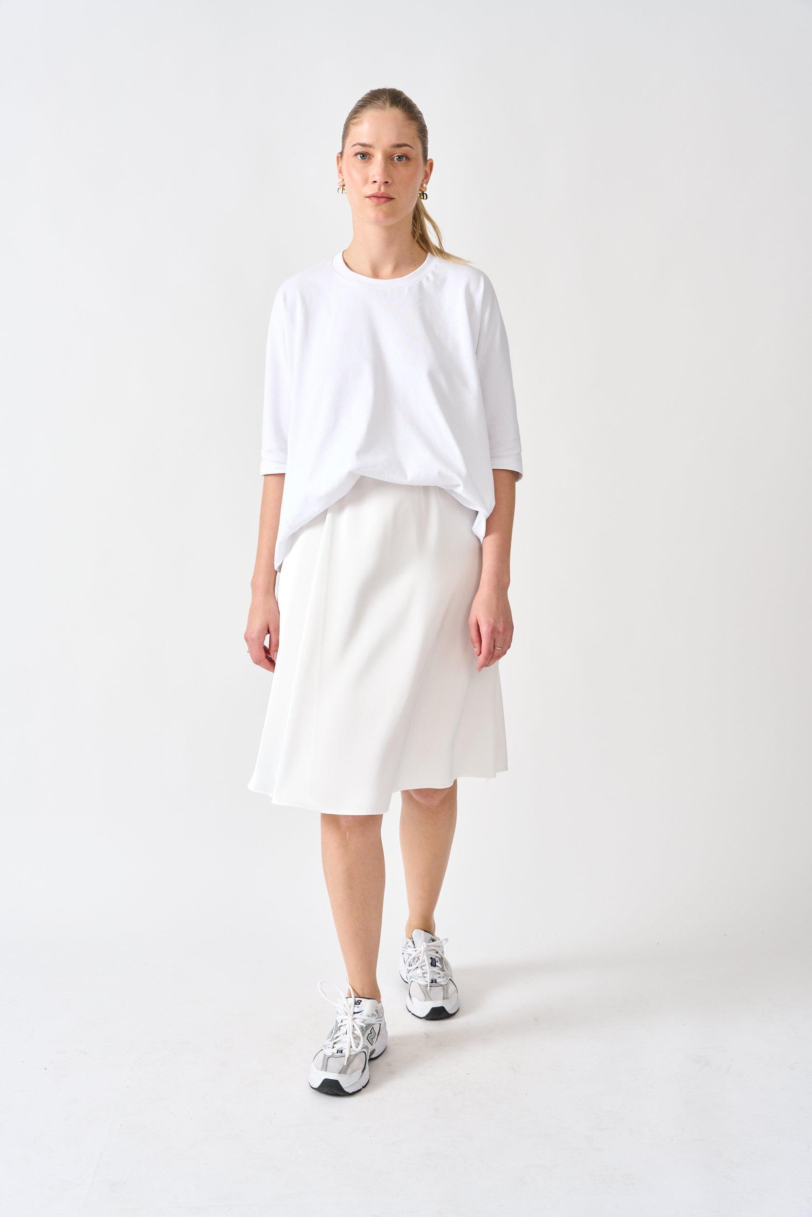 חצאית סאטן צבע לבן חלבי