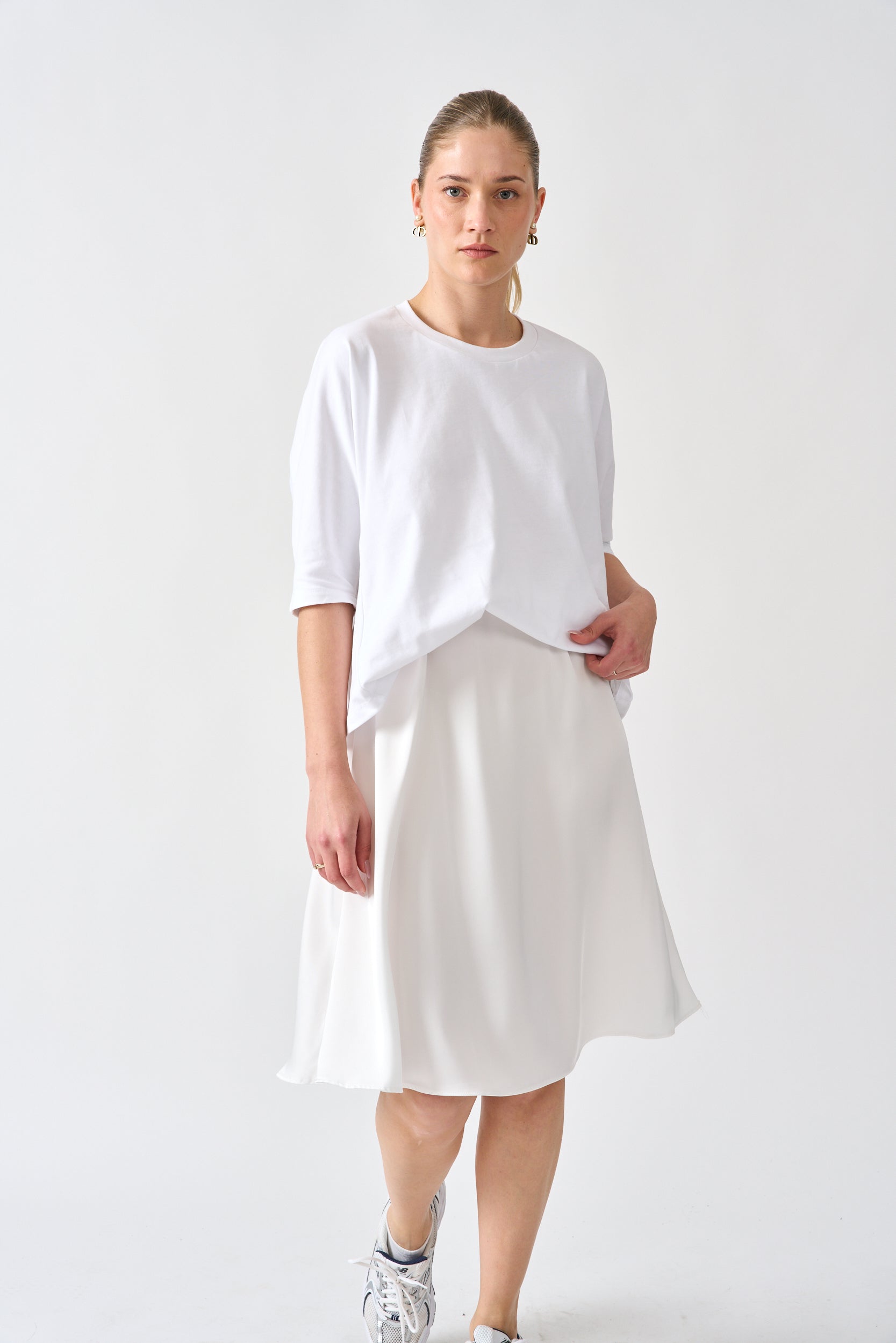 חצאית סאטן צבע לבן חלבי