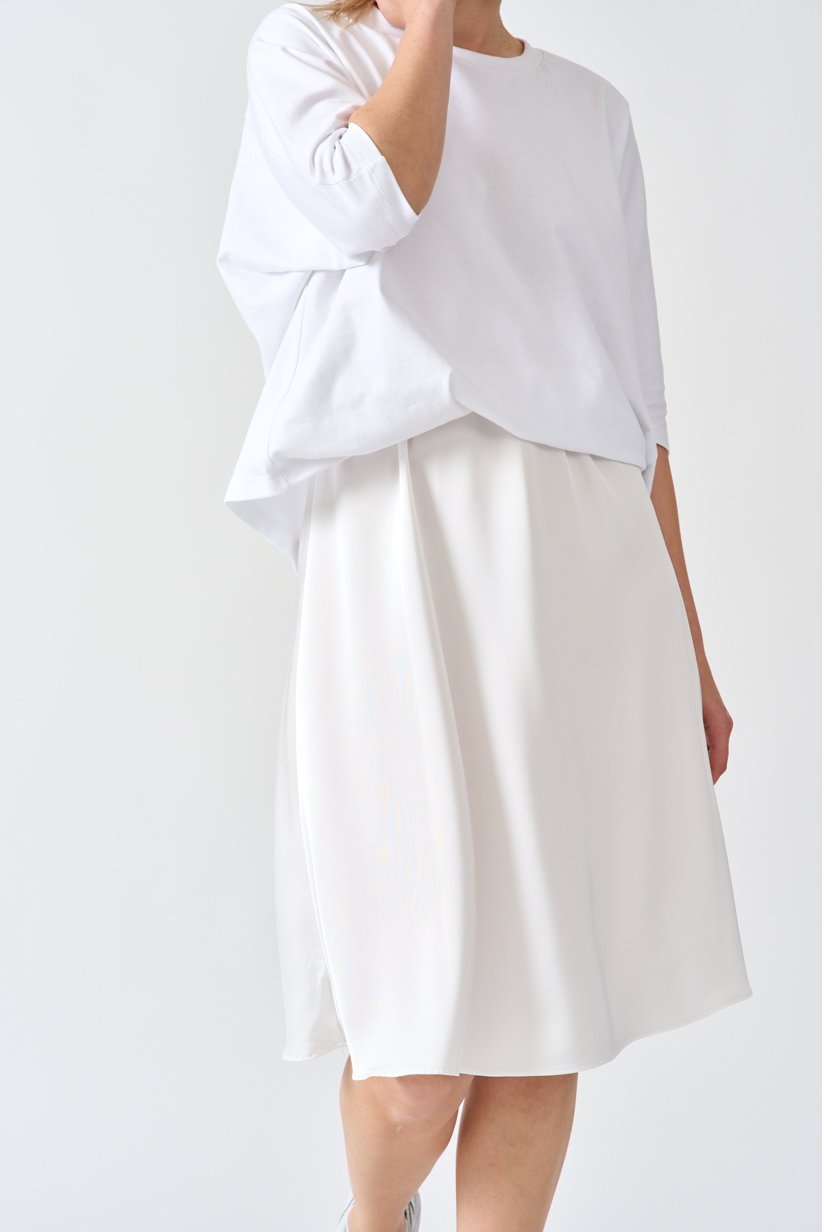 חצאית סאטן צבע לבן חלבי