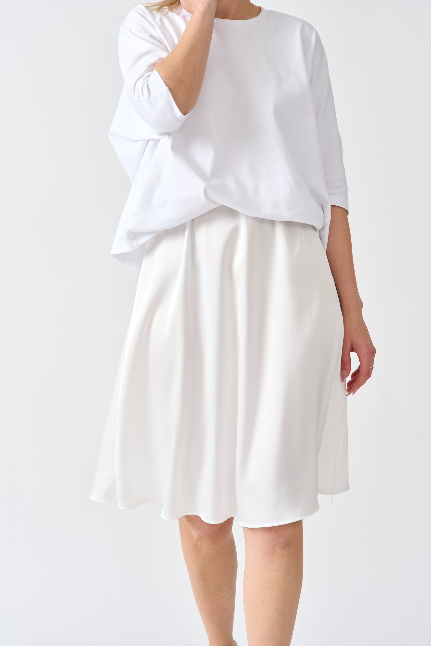 חצאית סאטן צבע לבן חלבי