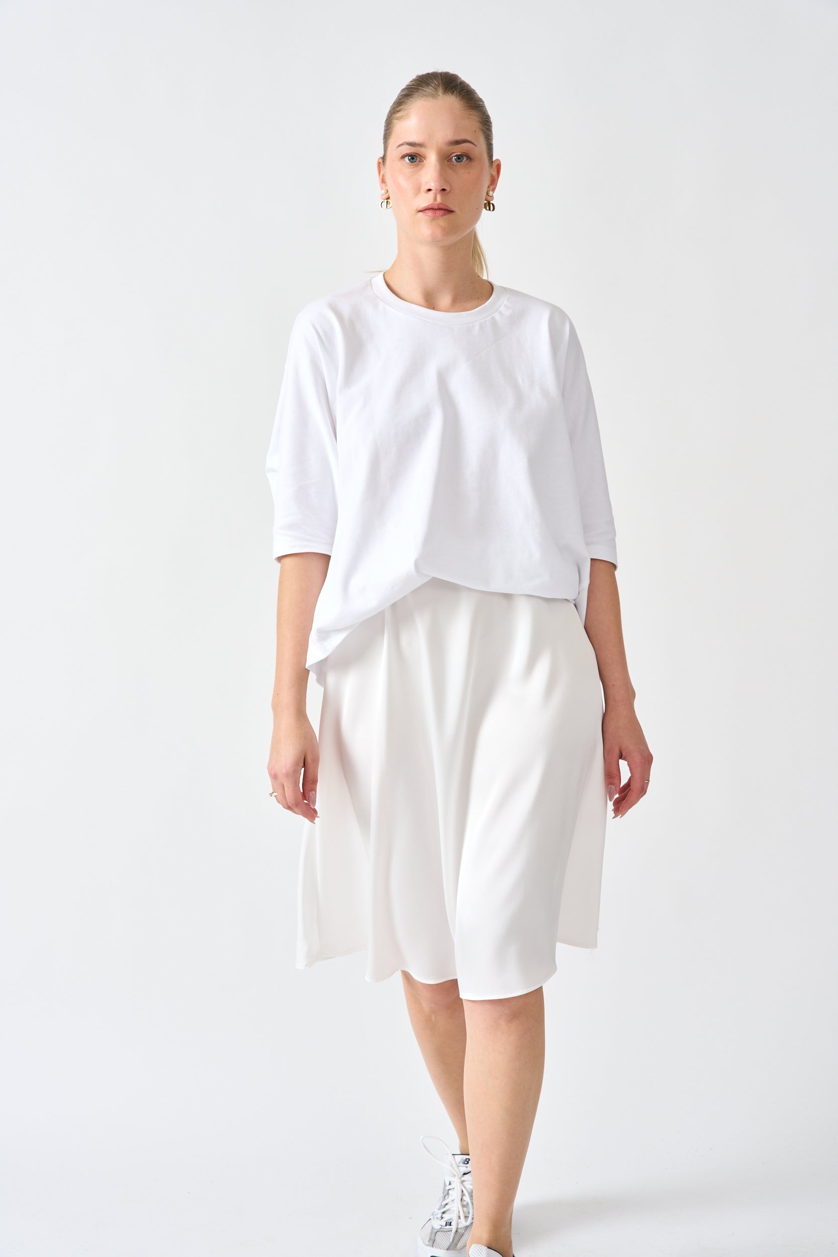 חצאית סאטן צבע לבן חלבי