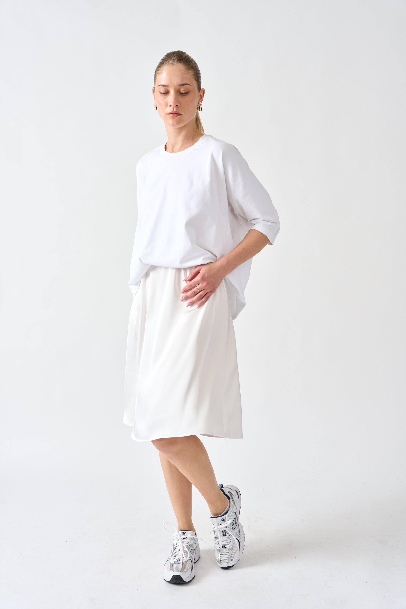 חצאית סאטן צבע לבן חלבי