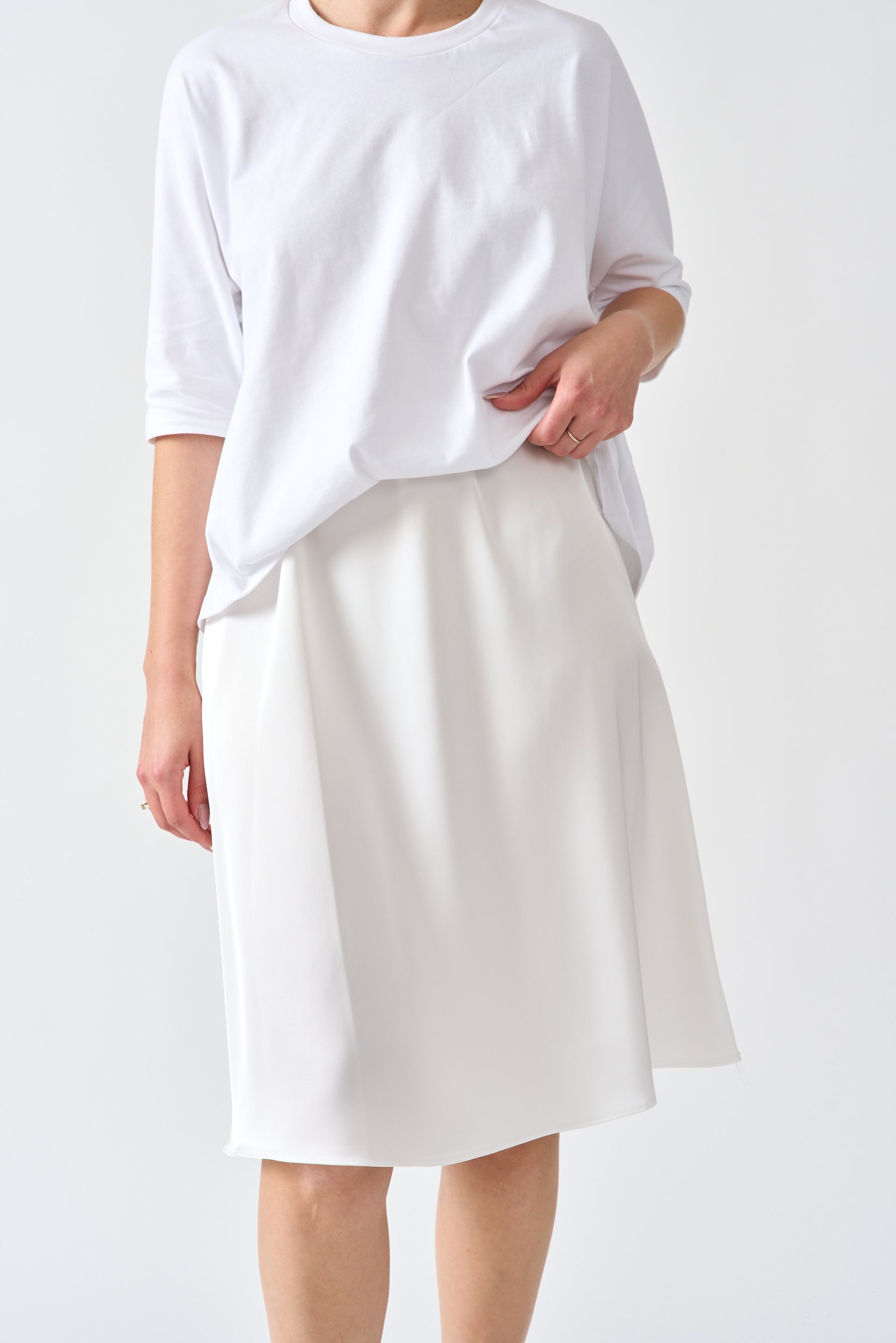 חצאית סאטן צבע לבן חלבי