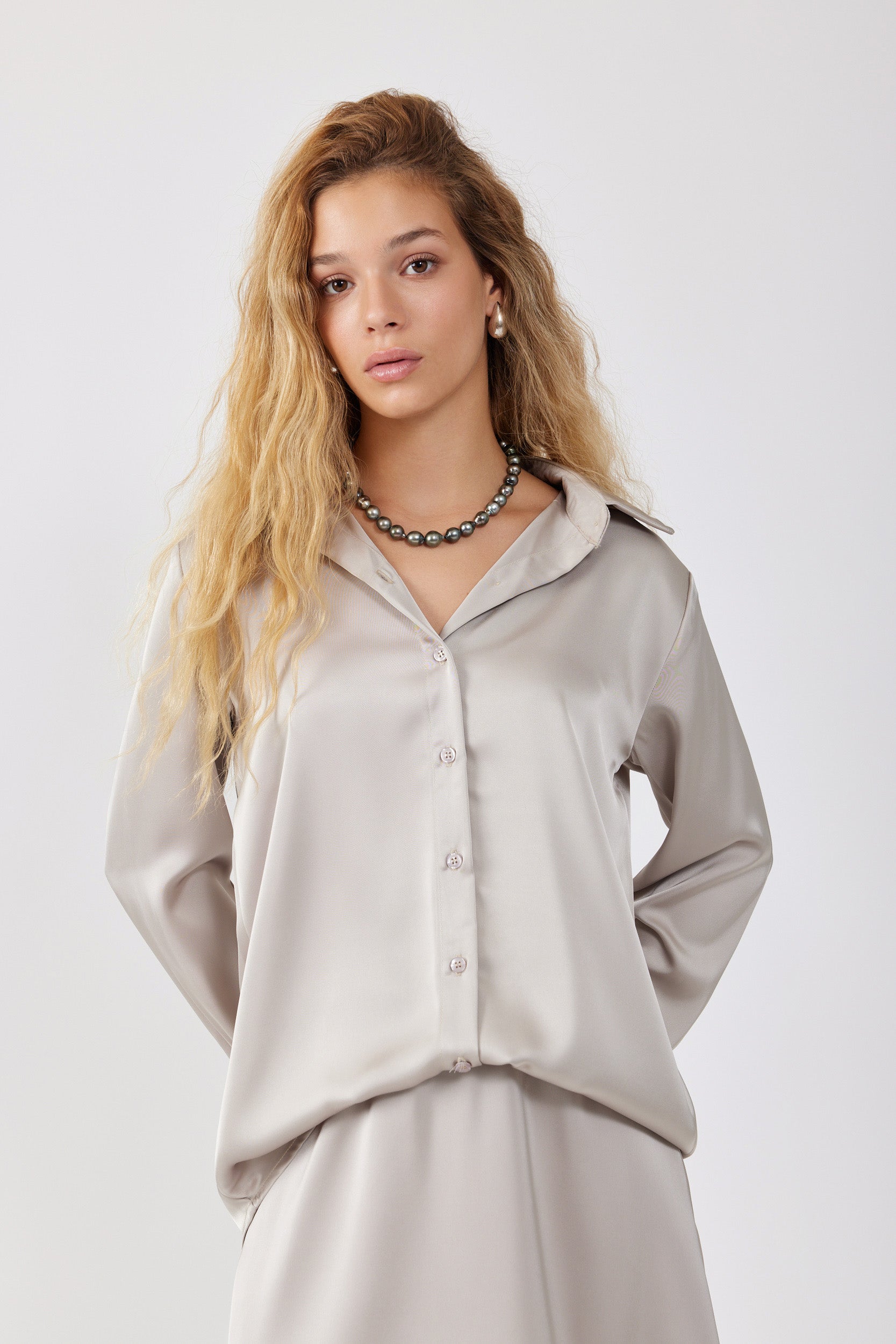 חולצת סאטן מכופתרת שרוול ארוך