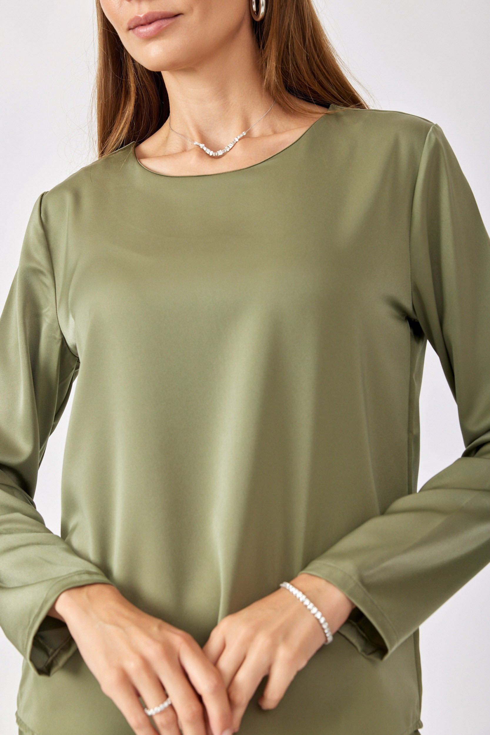 חולצת סאטן ניקי ירוק זית