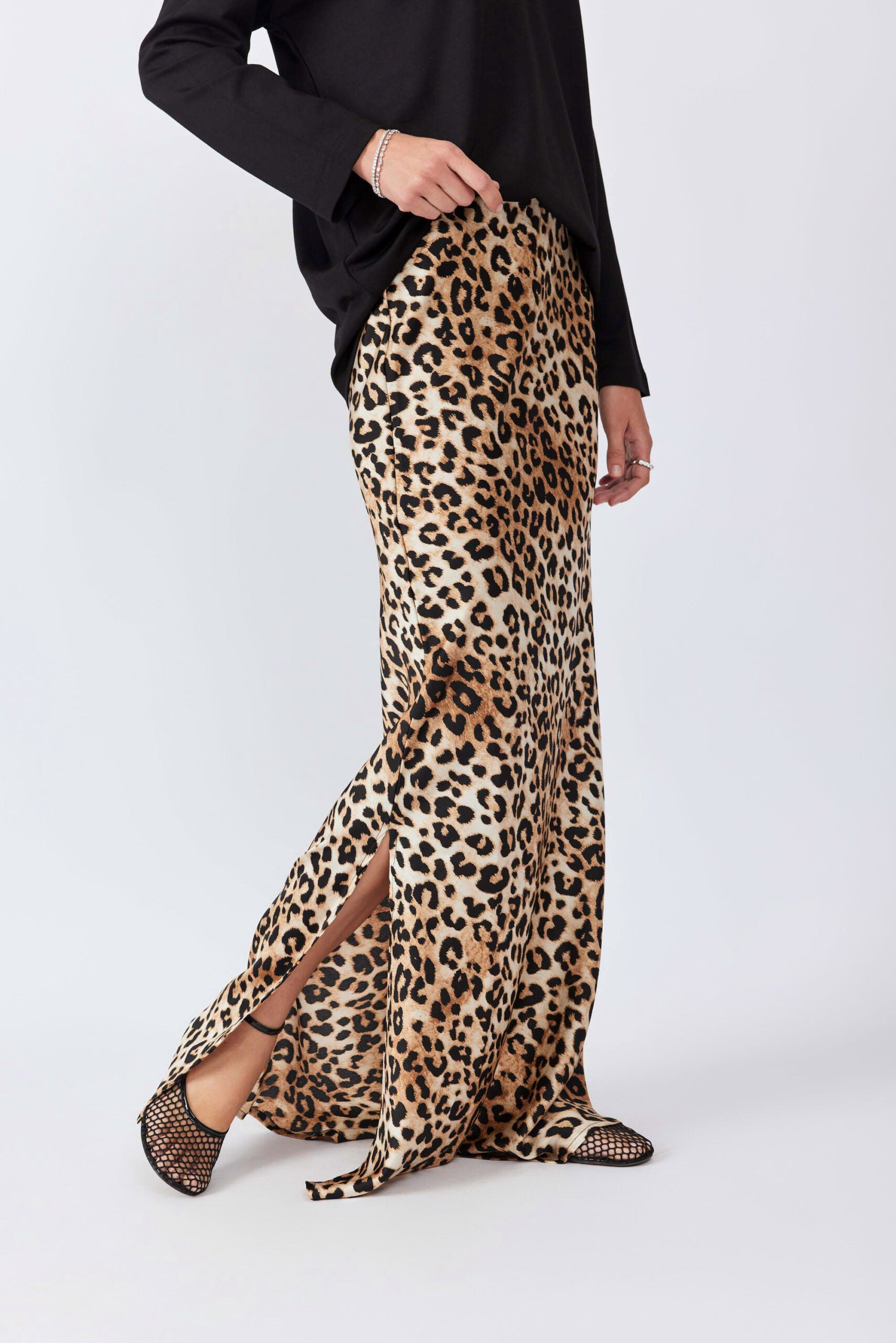 חצאית סאטן מקסי מנומרת + שסע