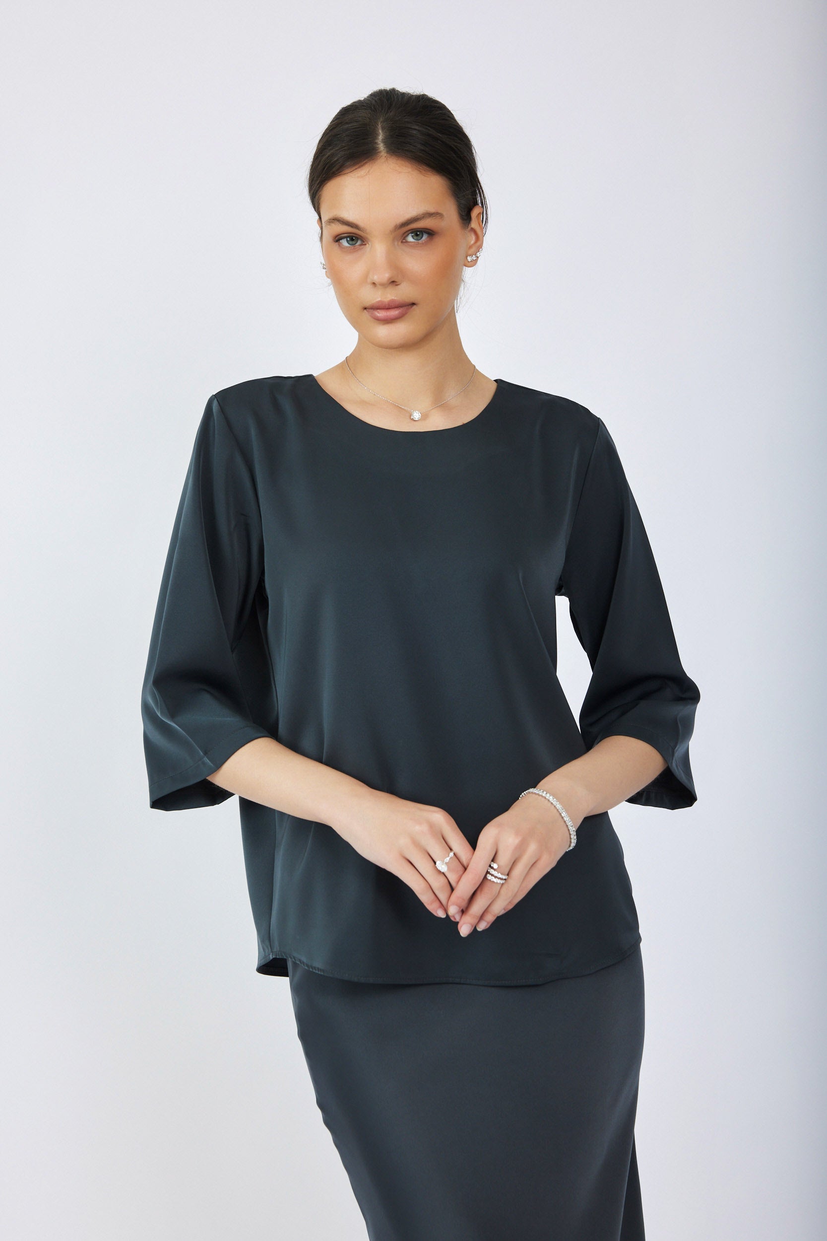 חולצת סאטן ניקי שרוול 3/4