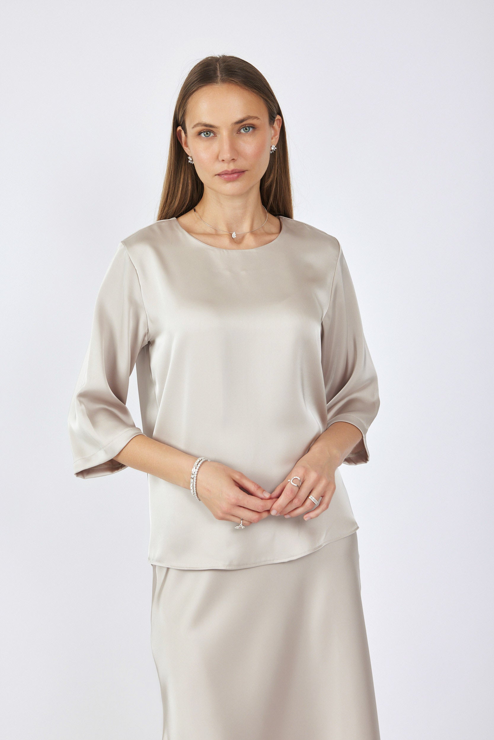 חולצת סאטן ניקי שרוול 3/4